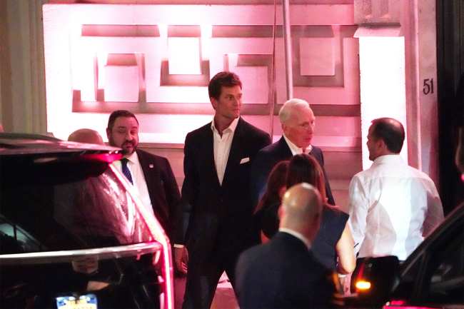              Se ve a Tom Brady saliendo de la boda de Robert Kraft el 14 de octubre de 2022            