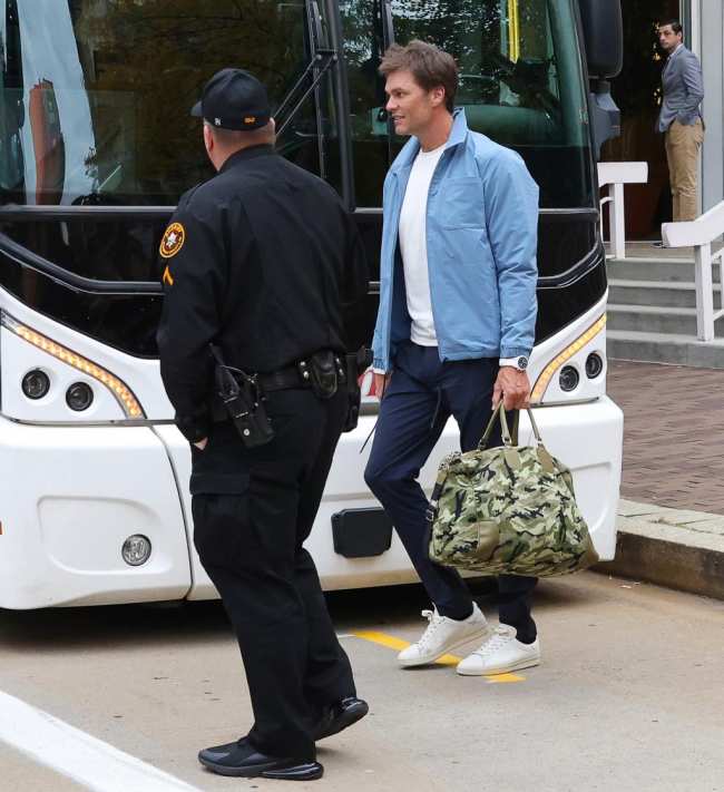 EXCLUSIVO Tom Brady es visto cuando sale del hotel de su equipo antes de su juego contra los Pittsburgh Steelers