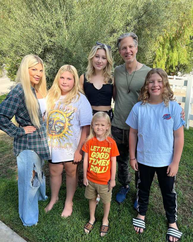              Tori Spelling con su hermano Randy y cuatro de sus hijos            