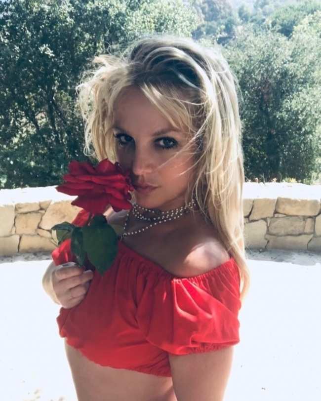 Britney Spears con una flor