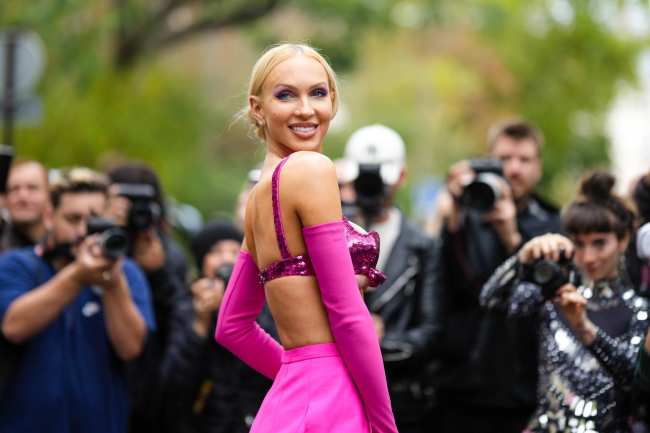              Quinn se lleno de Barbiecore para el show de Valentino en la Semana de la Moda de Paris el mes pasado            