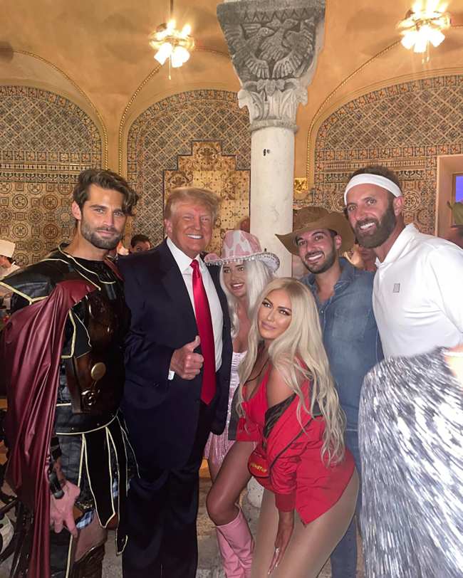              Donald Trump fotografiado en la fiesta de Halloween de MarALago del ano pasado fue el DJ de la fiesta una vez mas durante el fin de semana            