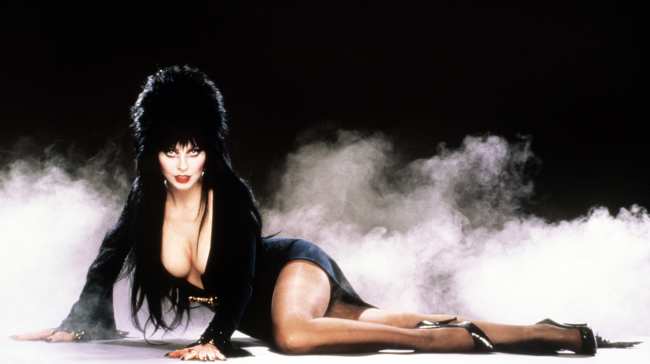              Elvira cree que Kylie Jenner podria haber hecho mas para acreditar a la Mistress of the Dark original en Halloween            
