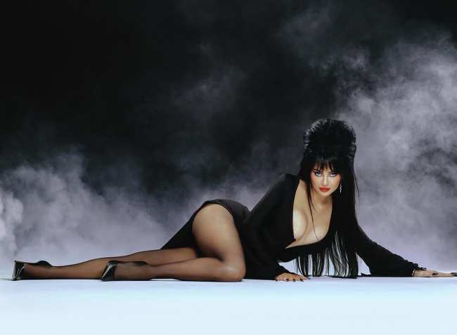              Jenner fue la viva imagen de Elvira en varias instantaneas            
