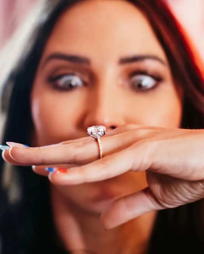              Bristowe miro su enorme anillo durante la sesion de fotos de compromiso de la pareja            