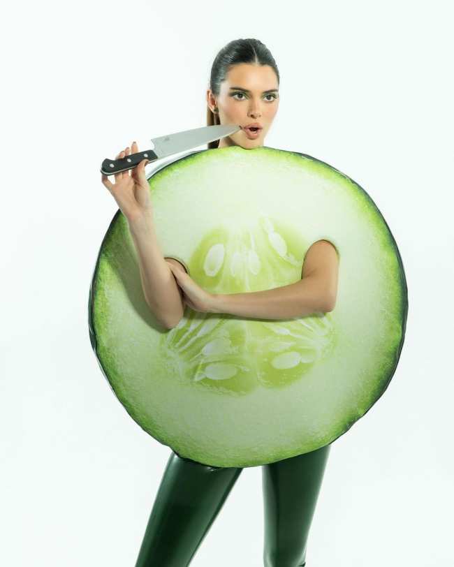              Kendall Jenner se disfrazo de pepino para Halloween             