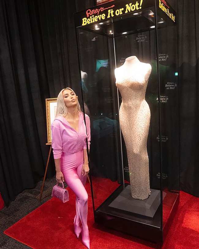              La empresaria de belleza y moda luego visito el vestido de Marilyn en el museo Ripley             
