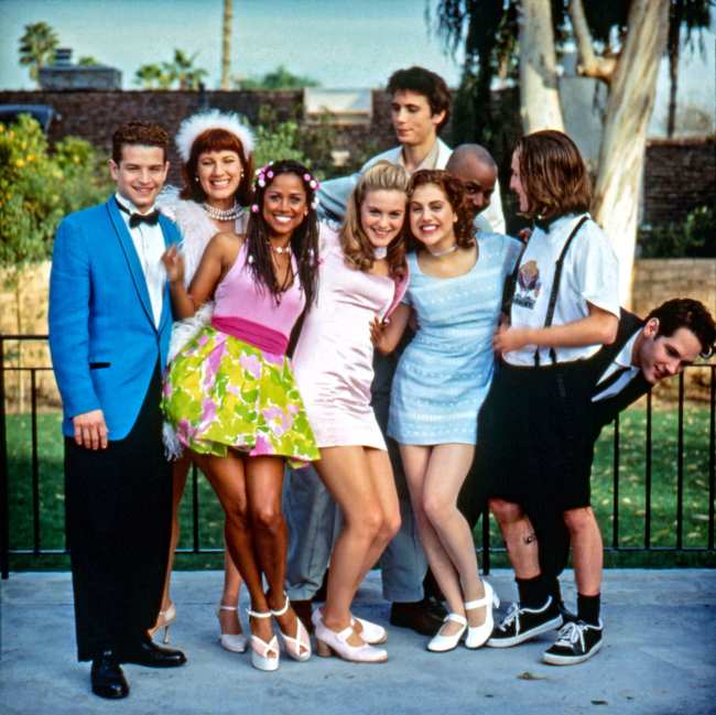              La pelicula siguio a un grupo de estudiantes de secundaria en Beverly Hills             