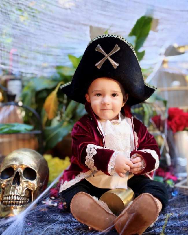 El nieto de Lisa Vanderpump posa disfrazado de pirata