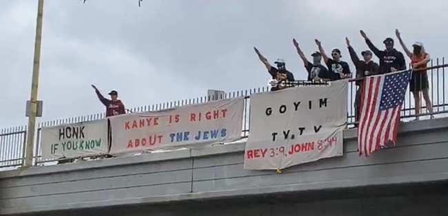 Los funcionarios de Los Angeles condenan a los manifestantes vistos en fotos que muestran su apoyo a los comentarios antisemitas de Kanye West