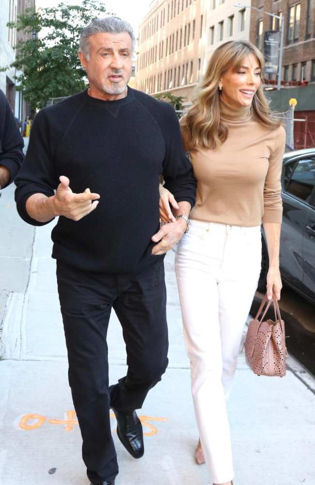 EXCLUSIVO Sylvester Stallone y su esposa Jennifer Flavin sonrien mientras caminan tomados del brazo despues de la reconciliacion   WEB DEBE LLAMAR PARA PRECIOS 