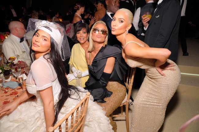              Este ano marco la primera vez que todas las mujeres KardashianJenner Kris Kim Khloe Kourtney Kylie y Kendall asistieron a la Met Gala al mismo tiempo            