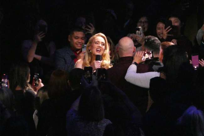              Adele thanked the crowd for coming back to me            