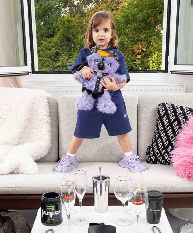             La campana publicitaria presentaba modelos infantiles sosteniendo animales de peluche vestidos con ataduras            