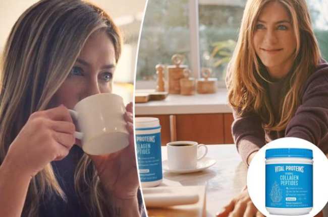 Jennifer Aniston bebiendo de una taza separada de ella de pie en el mostrador de la cocina