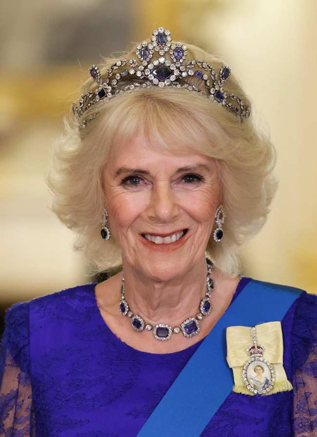 La reina consorte Camilla aturdida con la tiara de zafiros belgas
