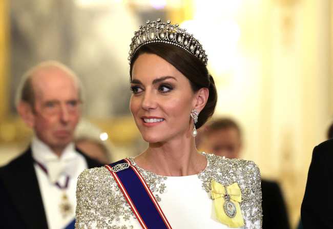              Kate Middleton deslumbro con una de las tiaras favoritas de su difunta suegra             