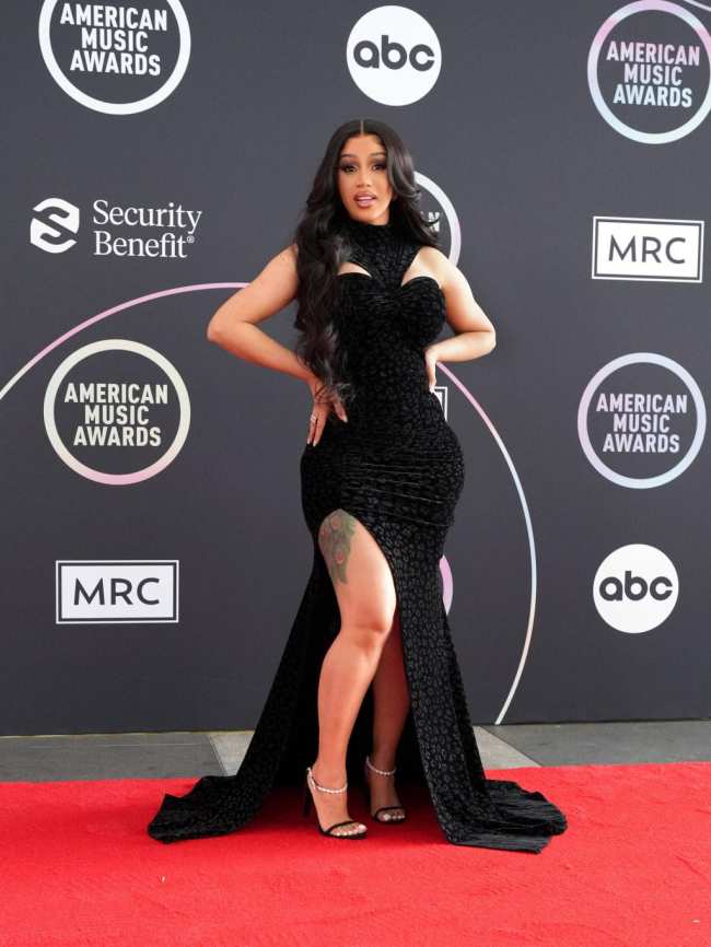 Despliegue de la alfombra roja de los American Music Awards 2021 con la presentadora Cardi B