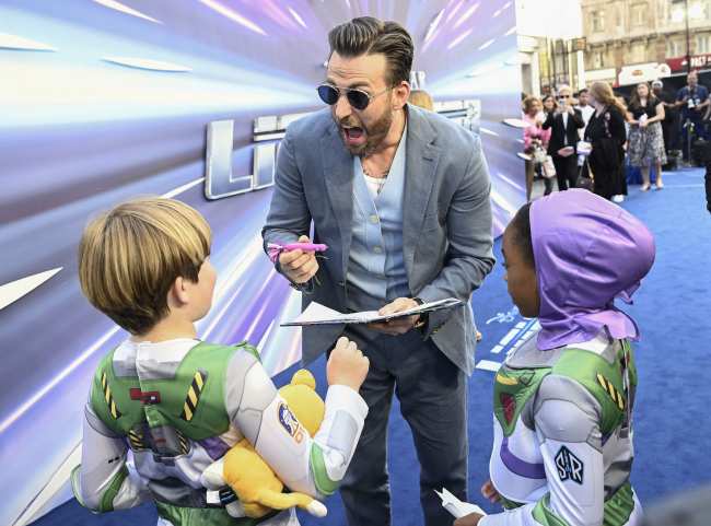             Chris Evans interactua con los fans de Buzz Lightyear            