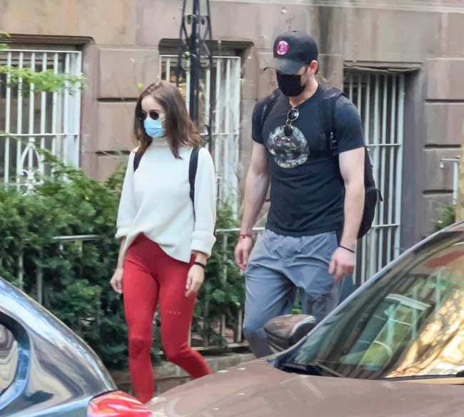 Chris Evans Y Su Novia Alba Baptista Se Toman De La Mano En Las Primeras Fotos De Pda Qqcq 