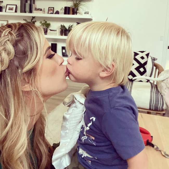 Christina Haack besando a su hijo Hudson