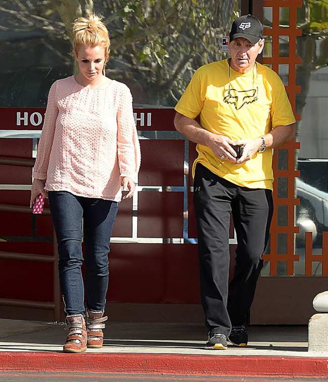 Britney Spears y su padre Jamie Spears salen a comer sushi en Honshu Sushi en Westlake VillageNO HAY VENTAS POR CORREO DIARIO