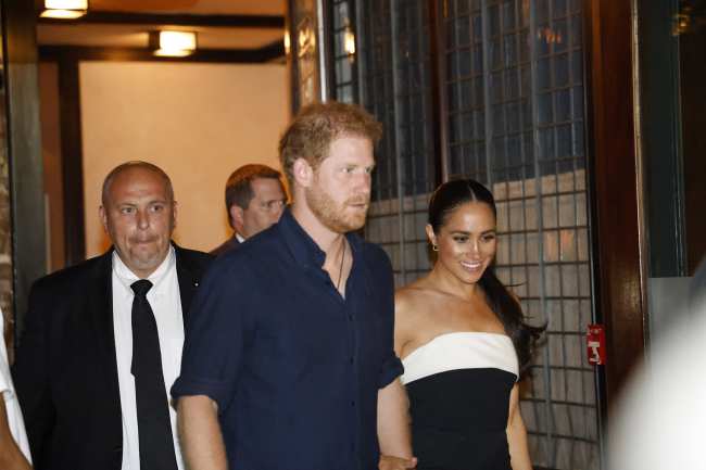 Meghan Markle y el principe Harry saliendo de un restaurante