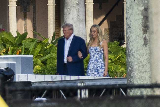 Donald Trump se veia un poco triste mientras acompanaba a su hija Tiffany por el pasillo el viernes antes de su boda