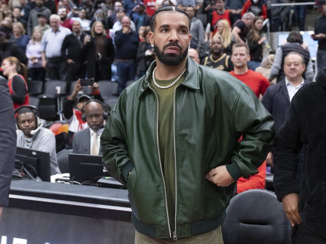 Drake con chaqueta verde