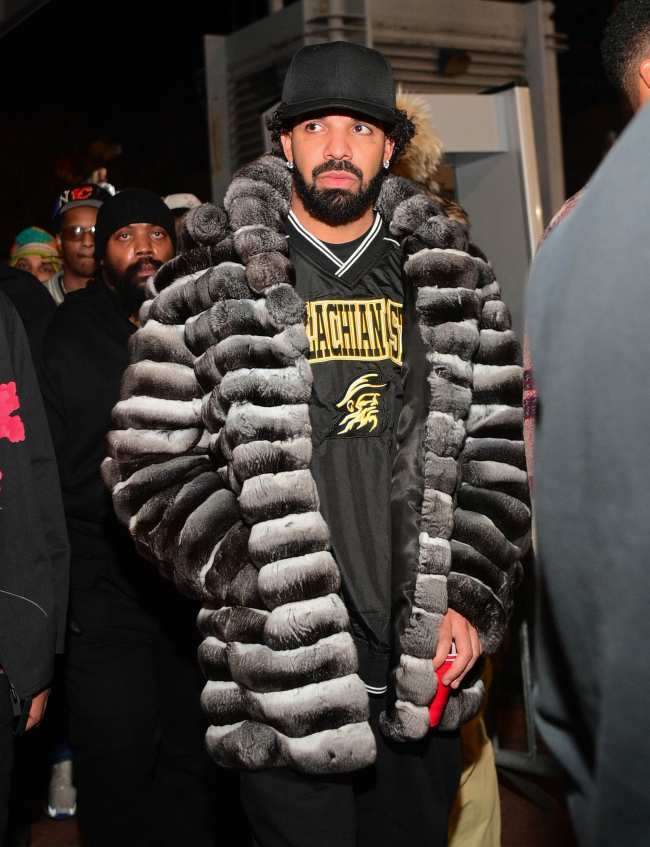              Drake trato de cubrir el primer lugar de Swift con una serie de emojis             