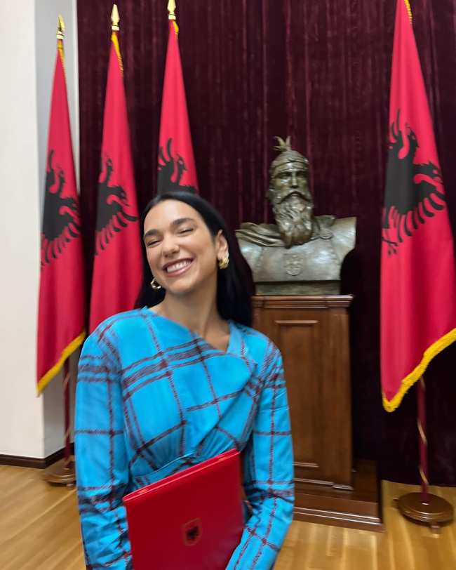              Dua Lipa obtuvo la ciudadania albanesa el domingo            