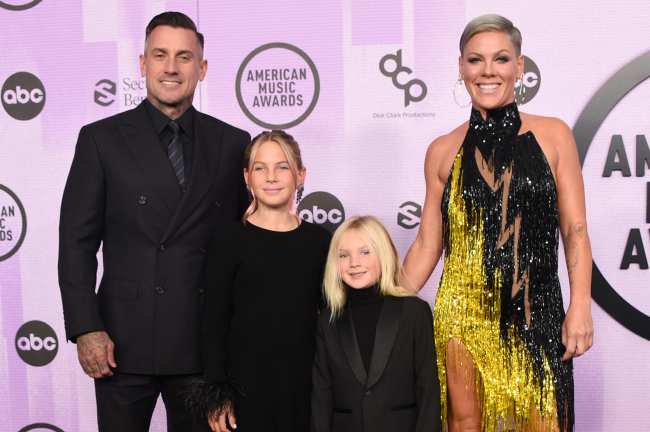              El esposo de Pink Carey Hart sufrio un mal funcionamiento del vestuario antes de los American Music Awards 2022            