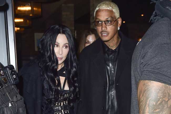             Cher fue vista con su nuevo novio el ejecutivo musical de Def Jam Alexander AE Edwards a principios de este mes lo que un ejecutivo musical llamo un movimiento monstruoso para el rapero mucho mas joven             