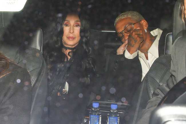             AE fue vista en un auto con Cher el 2 de noviembre besando su mano            