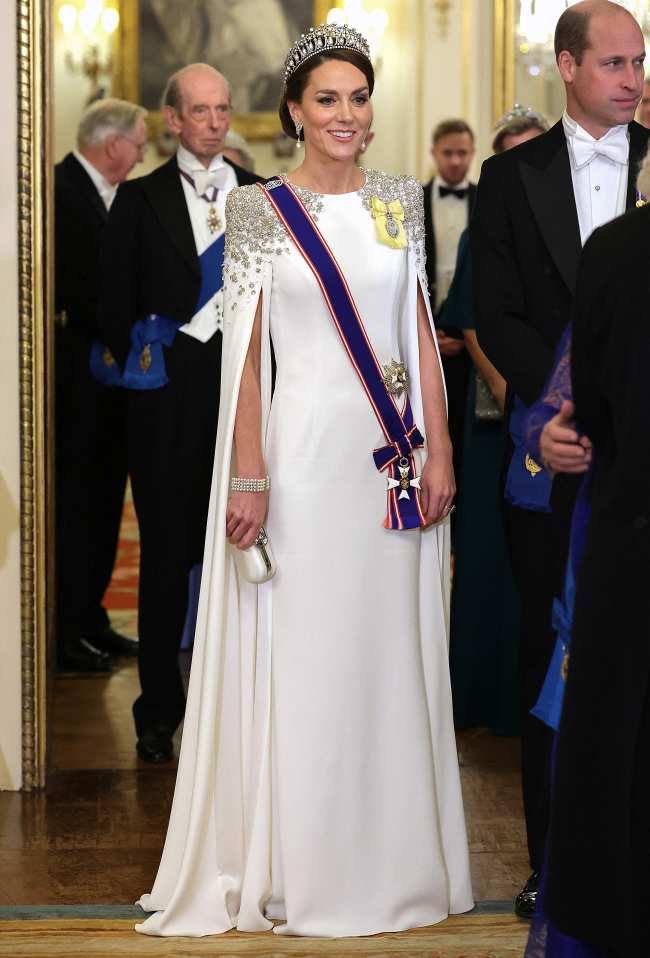              Para un banquete estatal sudafricano en el Palacio de Buckingham el martes Kate Middleton uso la tiara Lovers Knot que se dice que fue la favorita de la princesa Diana             