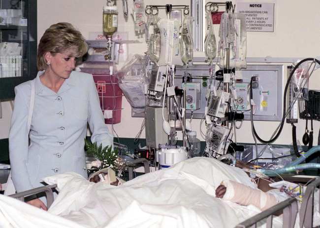              La princesa Diana era conocida por sus emotivas visitas humanitarias a los EE UU incluido este viaje de 1996 al hospital del condado de Cook en Chicago            