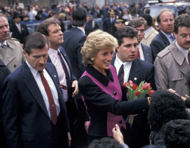              Durante el viaje de Diana a Nueva York en 1989 visito Henry Street Settlement una agencia de servicios sociales para los desfavorecidos            