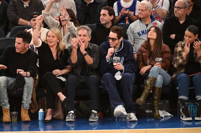              El actor y comediante Ben Stiller su esposa Christine Taylor y la cantante Jordin Sparks se sentaron a ambos lados de la pareja rumoreada en el juego de los Knicks            