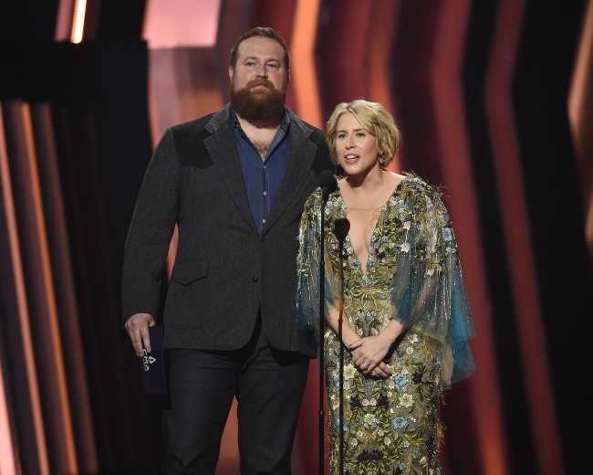              Napier fue presentadora en la 56 entrega anual de los premios CMA y agradecio a Drew Barrymore por ayudarla a conseguir el vestido            