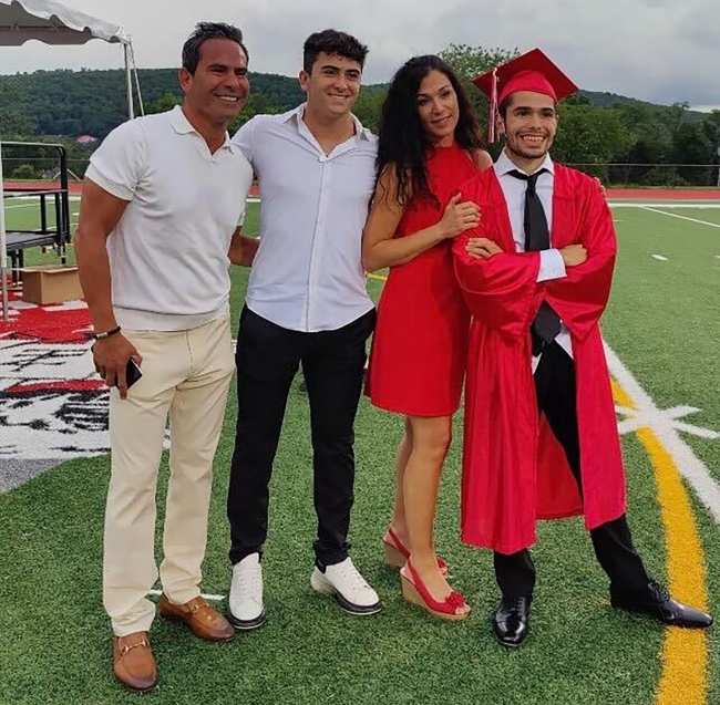              Dimartino Ruelas y Ruelas se ven aqui con sus dos hijos en junio de 2022 para la graduacion de Nicholas            