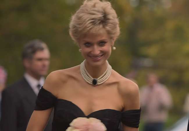              Debicki luce una recreacion de la gargantilla de perlas de Diana junto con el famoso vestido de venganza en la temporada 5            