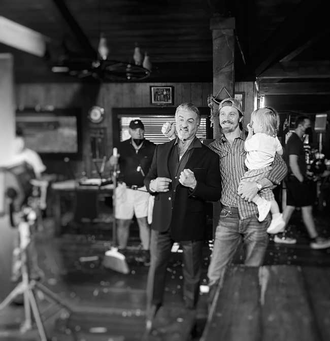              Hedlund y Rhodes tuvieron la oportunidad de tomarse una foto con Sylvester Stallone mientras filmaban Tulsa King            