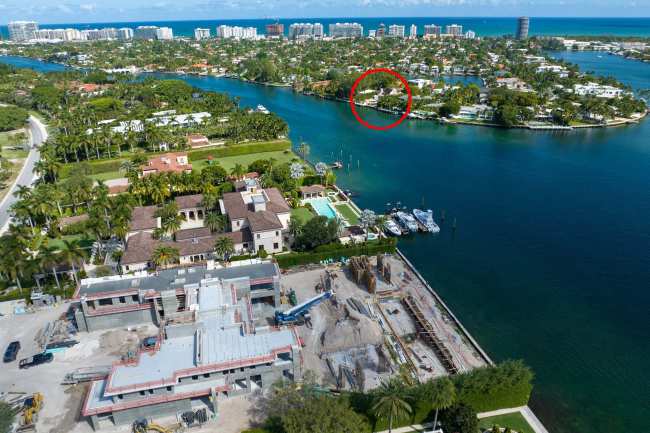              La nueva mansion de 115 millones de Gisele Bundchen esta a la vista de la casa en construccion del ex Tom Brady en Indian Creek cerca de Miami Beach            