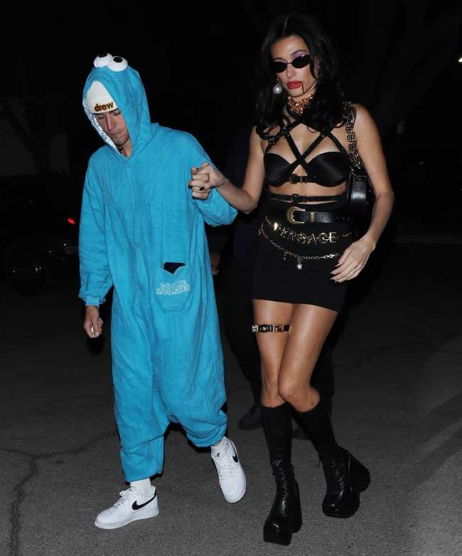              Los Biebers se deshicieron del disfraz de pareja este ano y salieron con trajes disparejos a una fiesta en West Hollywood el domingo por la noche             