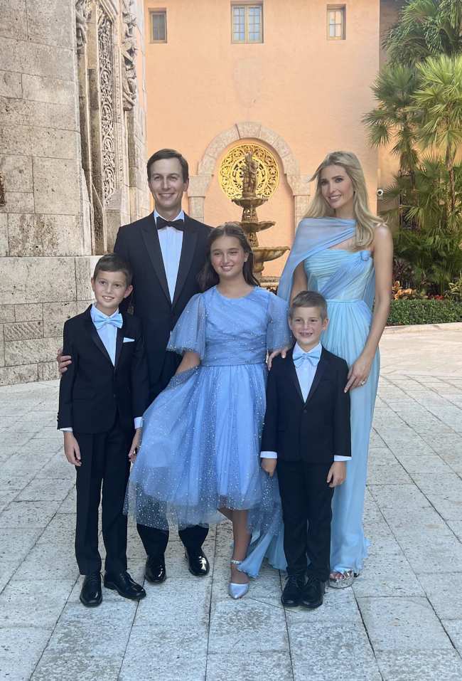              Los hermanos mayores de Tiffany Trump Ivanka Trump Donald Trump Jr y Eric Trump han compartido una serie de instantaneas felices de su boda            