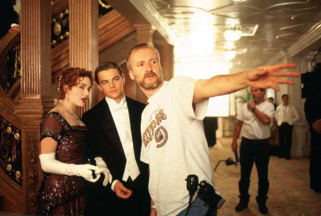 TITANIC Kate Winslet Leonardo Di Caprio director James Cameron 1997 TM y Copyright c 20th C