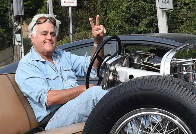 EXCLUSIVO Jay Leno muestra el signo de la paz mientras toma un auto clasico para dar una vuelta en Mulholland Highway