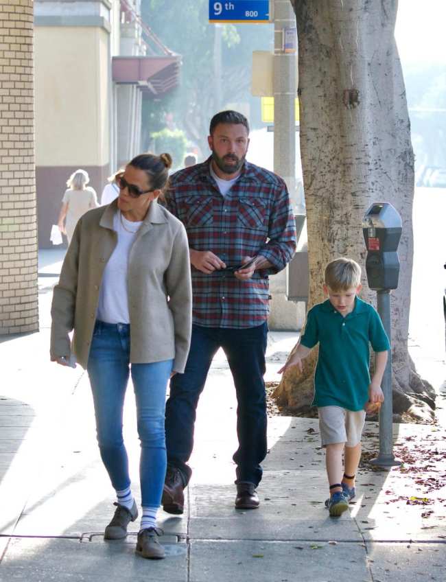 Ben Affleck y Jennifer Garner yendo con su hijo a tomar un helado