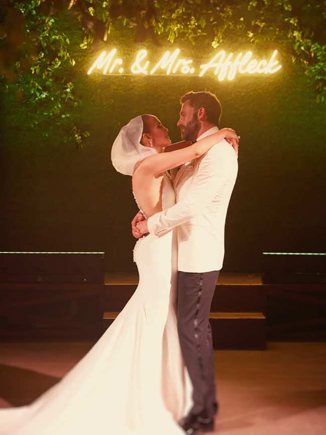              El Sr y la Sra Affleck compartieron un dulce momento en su boda en agosto en Georgia            