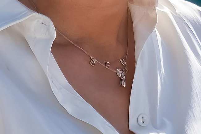 Jennifer Lopez luce un collar con el nombre de Ben mientras pasea por Portofino con unos amigos durante su crucero por el Mediterraneo